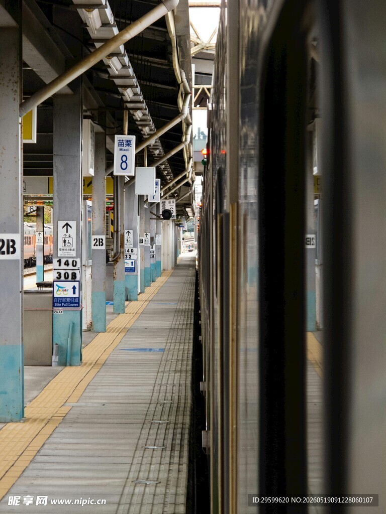 火车站台的静谧瞬间