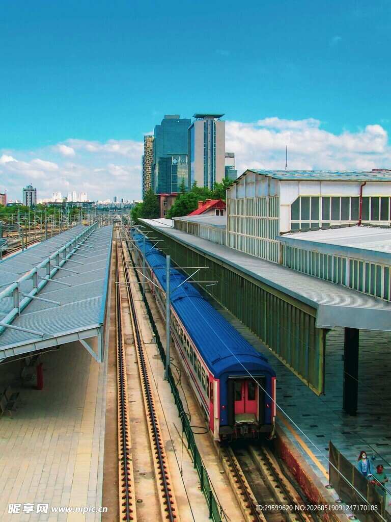 城市铁轨上的行驶列车