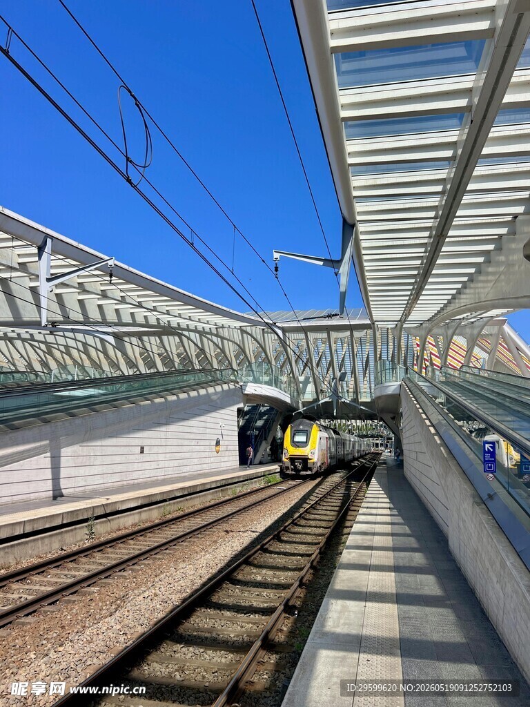 现代化铁路站台场景