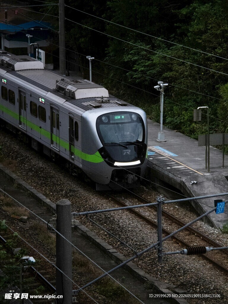 城市铁轨上的现代列车