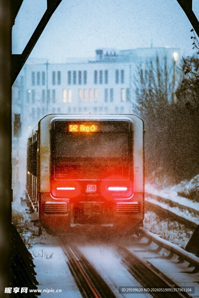 雪天行驶的地铁列车