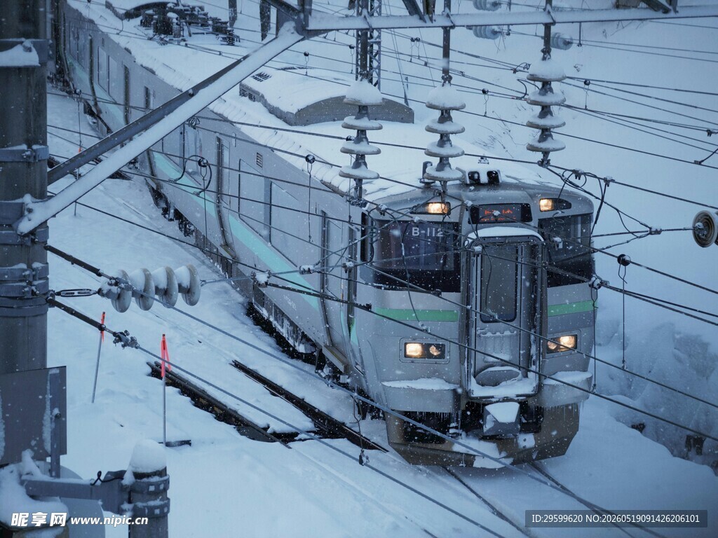 雪中铁轨上行驶的列车