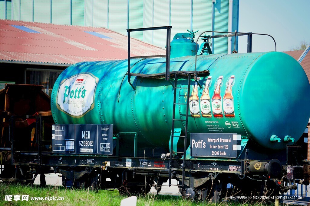 绿色铁路油罐车