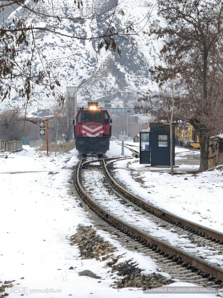 冬日雪景中的行驶列车