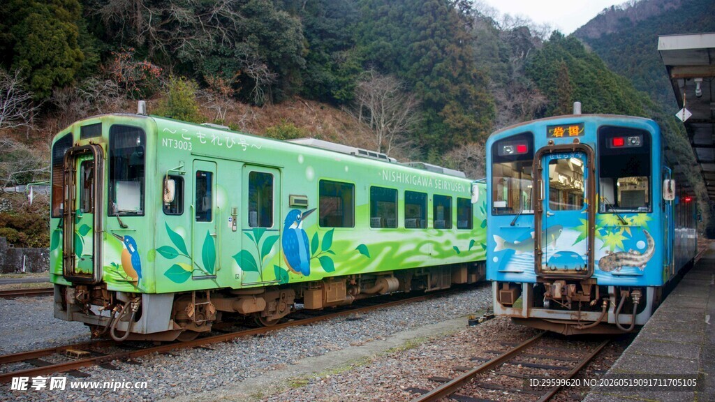 彩绘列车停靠在山间轨道