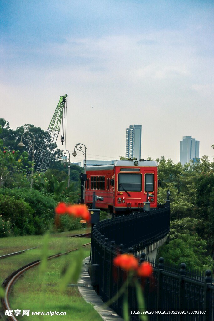 轨道上的红色列车穿行美景