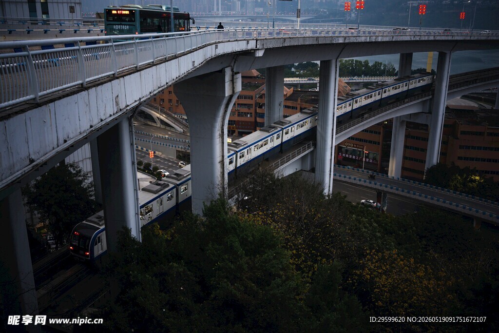 城市高架桥俯瞰景象