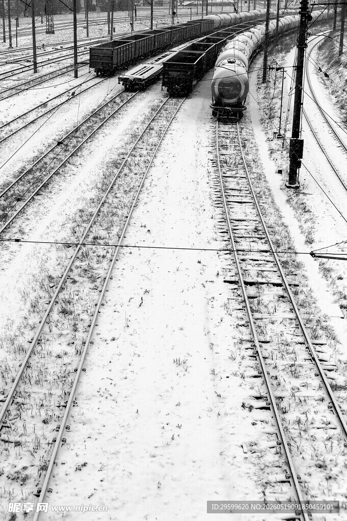 雪覆铁轨