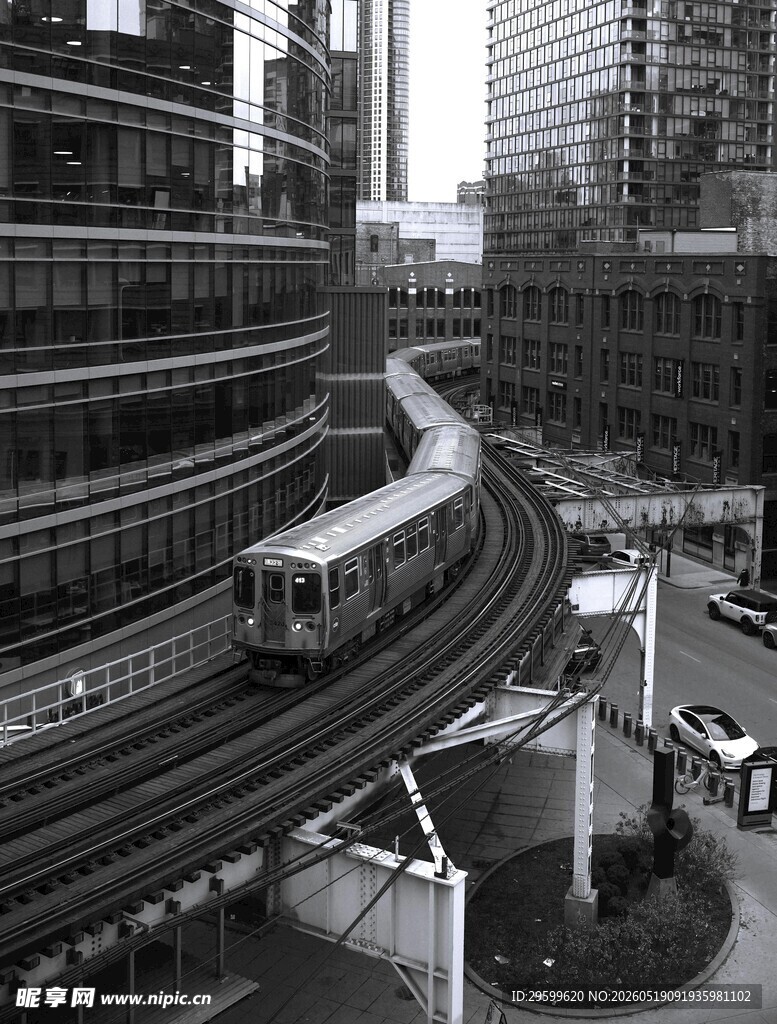 城市轨道交通穿梭于高楼间