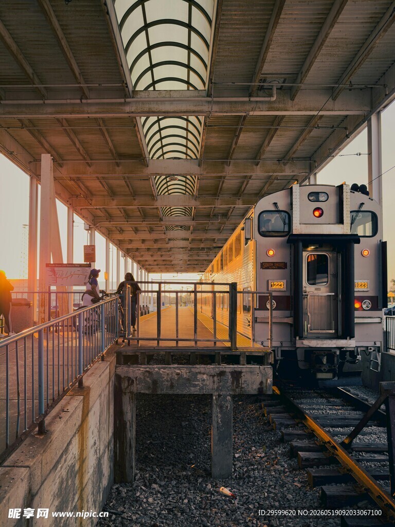 夕阳下的火车站台景象