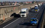 高速公路上行驶的多辆车辆