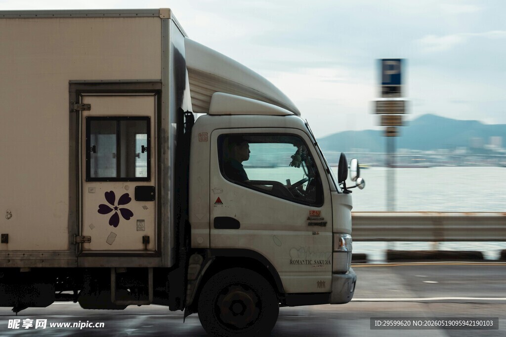 港口旁的载货卡车
