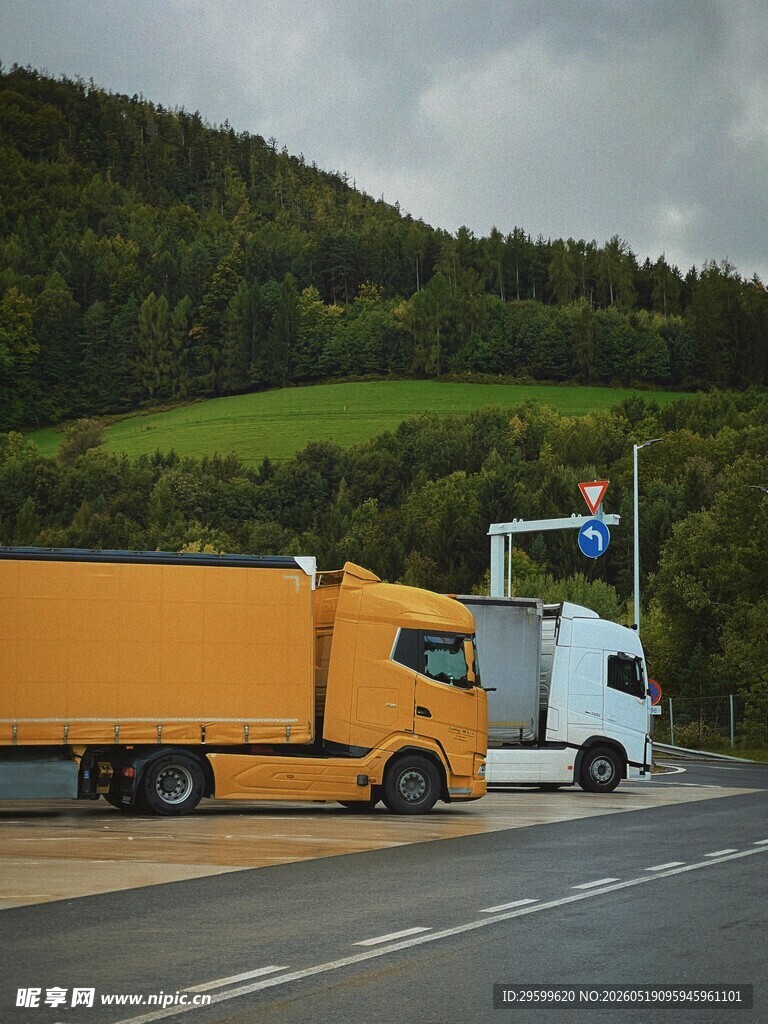 公路旁停靠的大型货运卡车