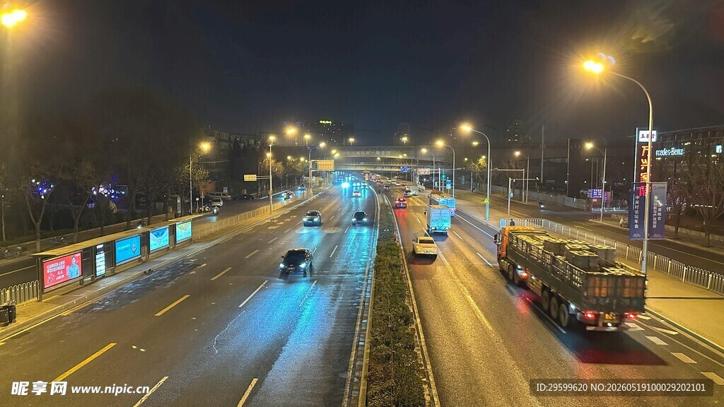 城市夜晚繁忙的交通景象