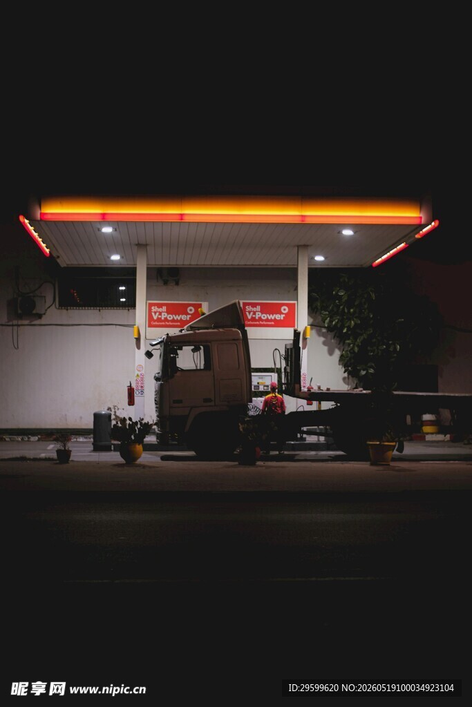 夜间加油站场景