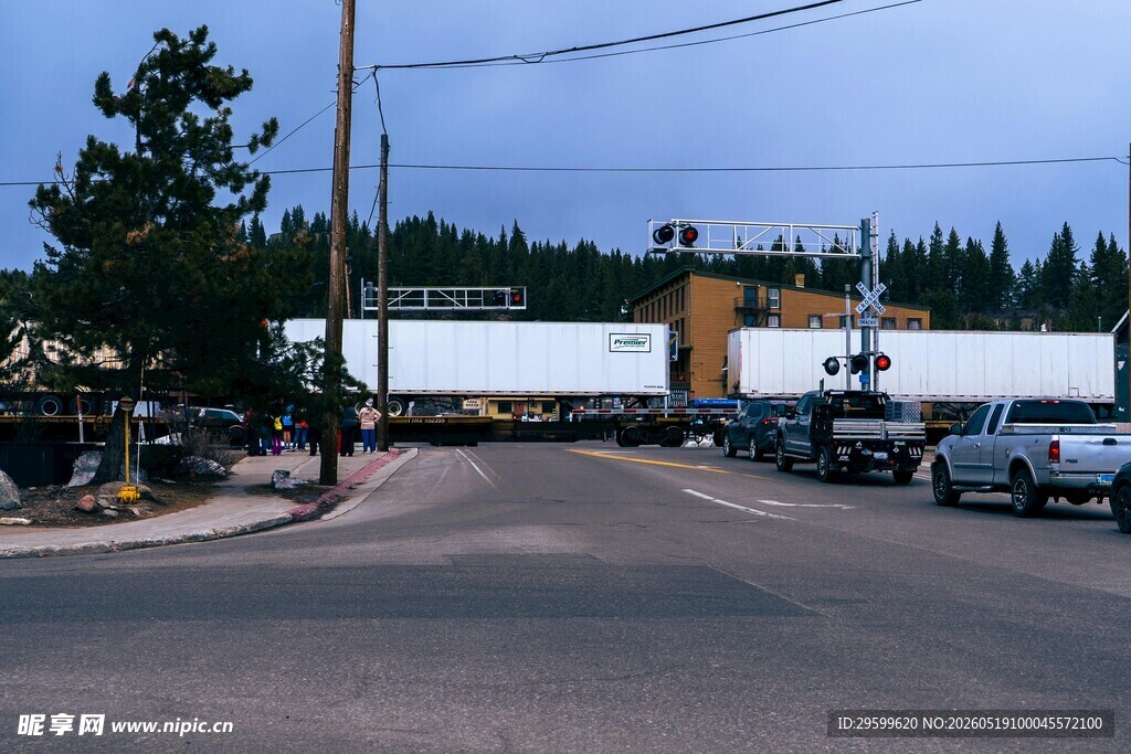 公路旁停靠的多辆货车