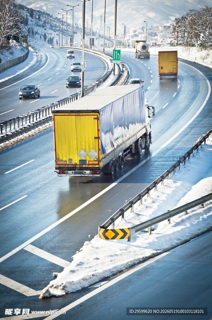 雪后公路上行驶的货运卡车