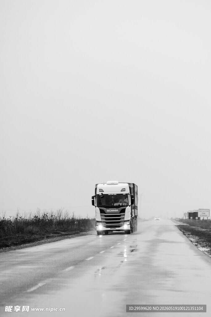 公路上行驶的大型货运卡车