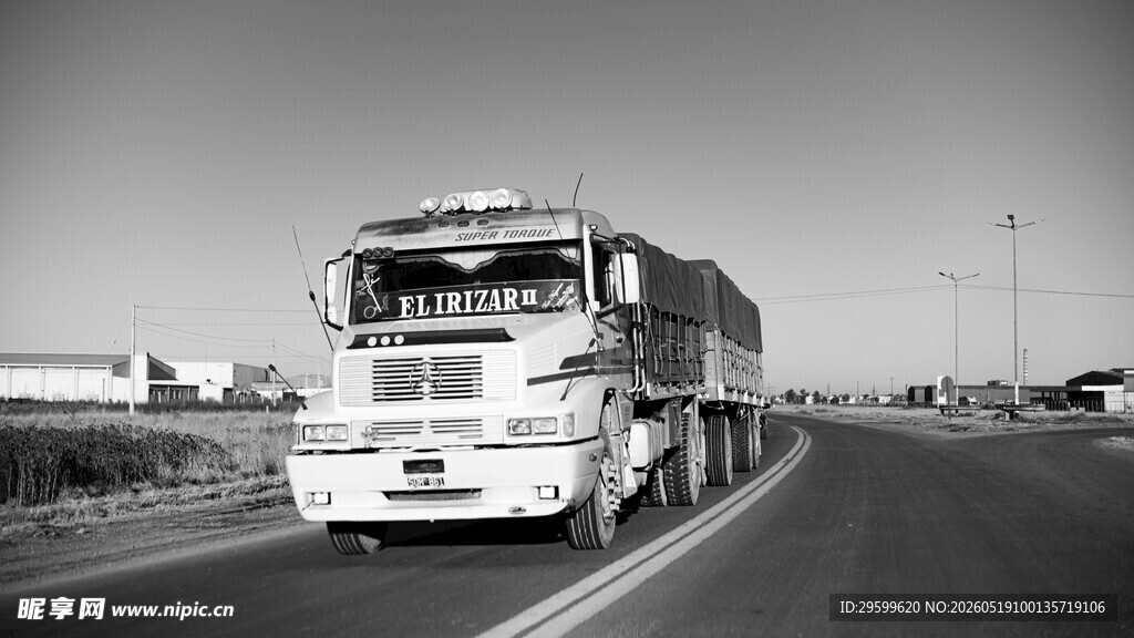 公路上行驶的重型卡车