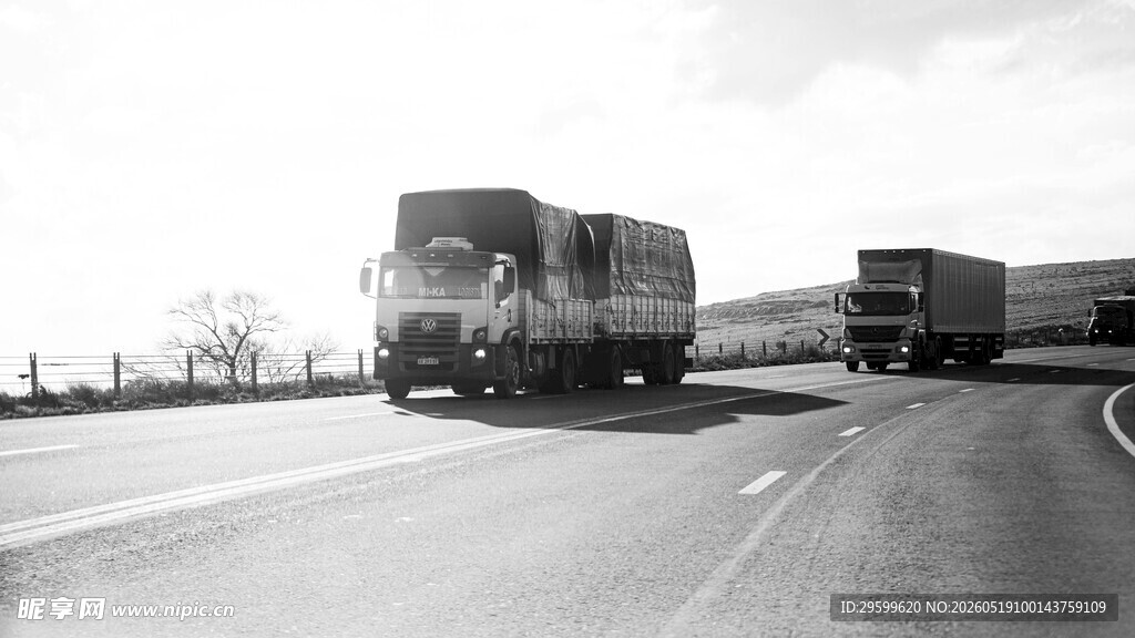 公路上行驶的载货大卡车