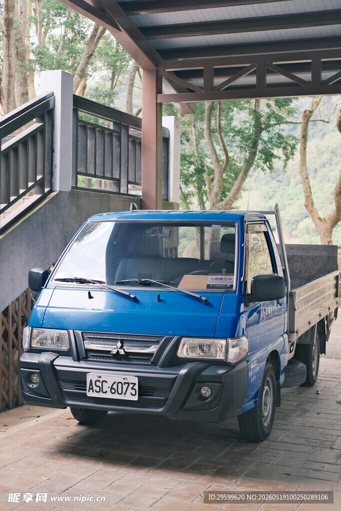 蓝色小型载货卡车