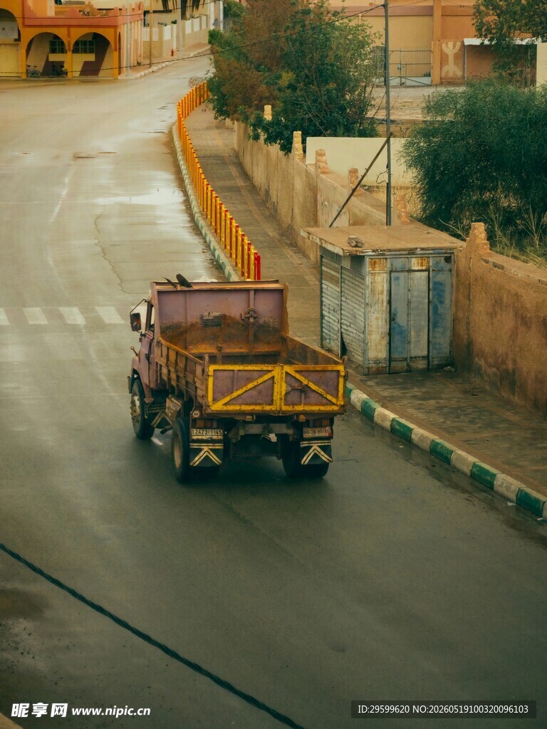 公路上行驶的货运卡车