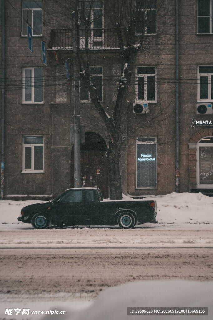 冬日街边的老旧汽车