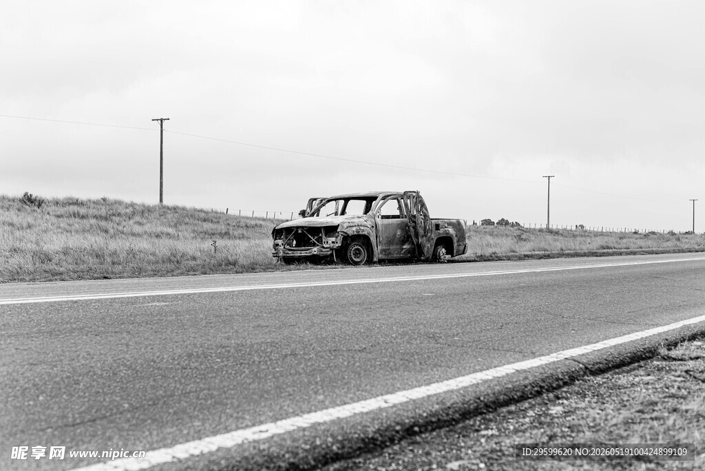 公路上的破旧汽车