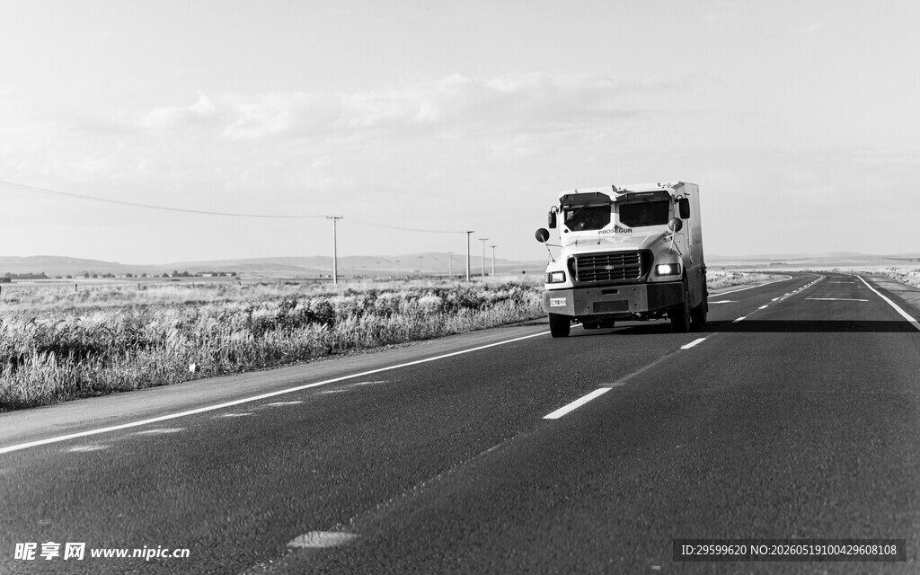 公路上行驶的大型货运卡车
