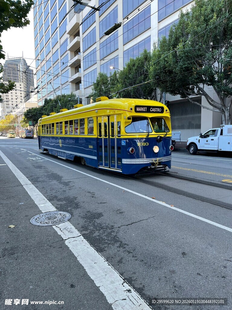 城市街道上的复古黄色电车
