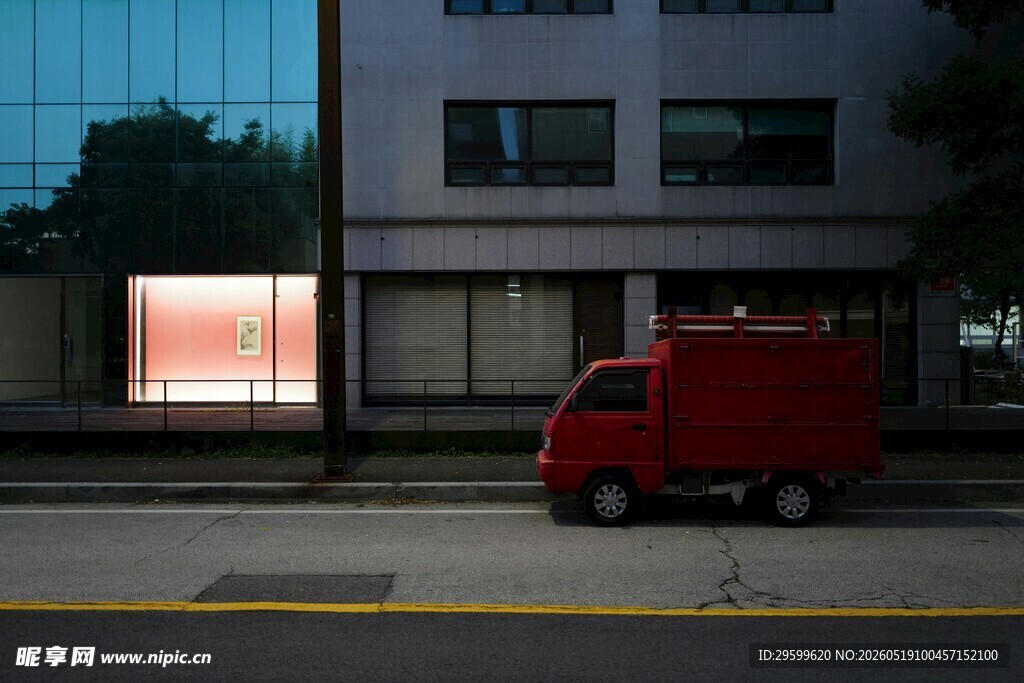 城市街道旁的红色厢式货车