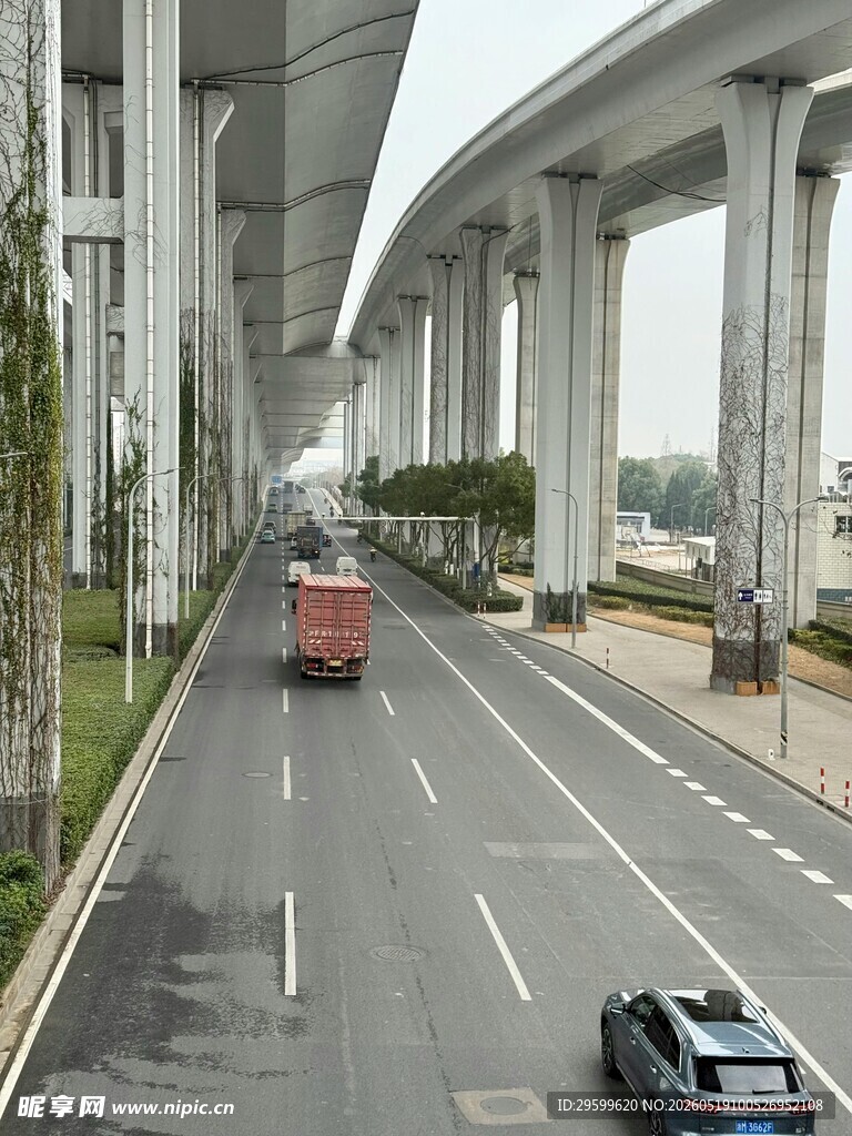 城市高架道路上的车辆行驶