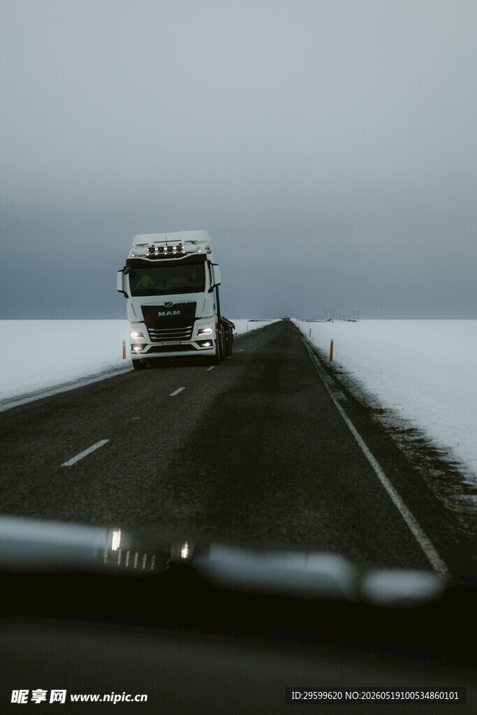 公路上行驶的大型货车