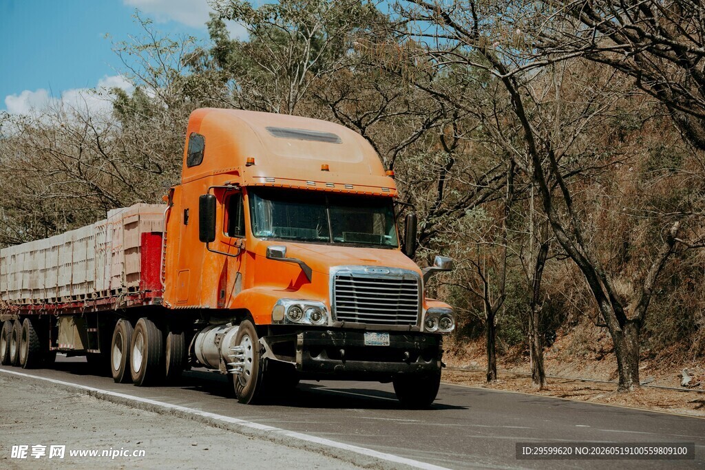 公路上的橙色重型货运卡车