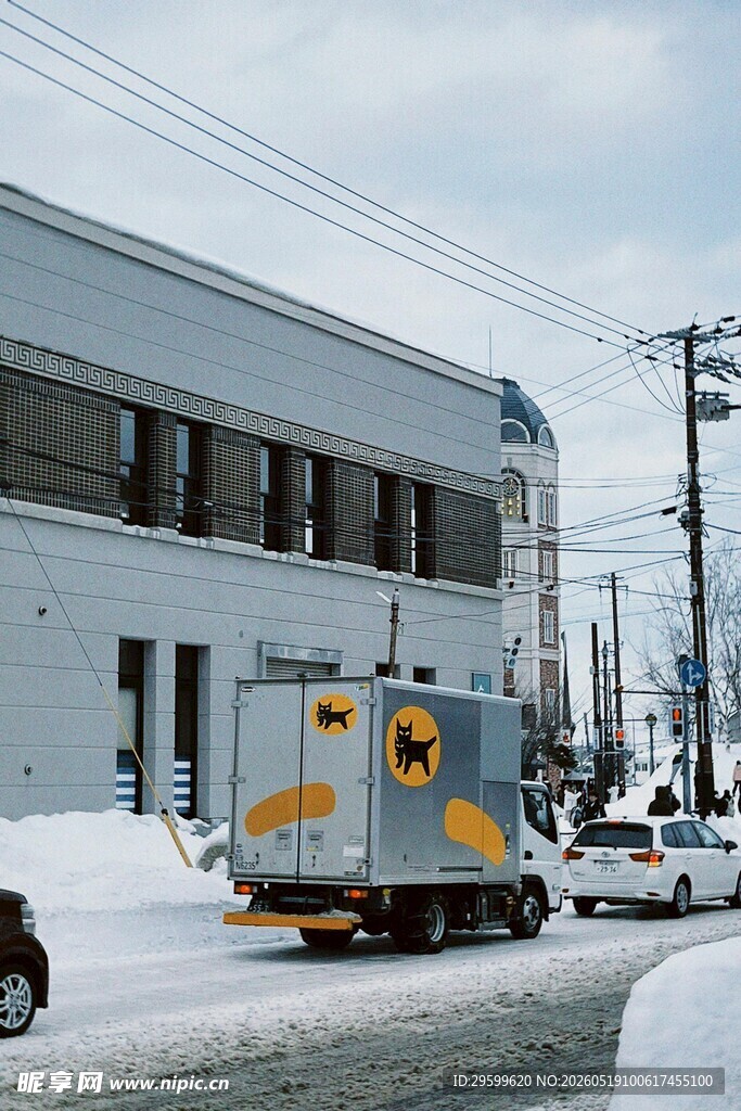 雪地中的电力抢修车