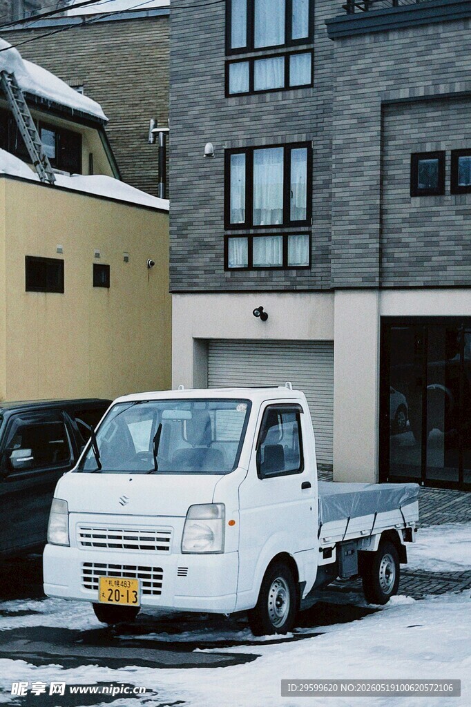 雪后停靠的白色小货车