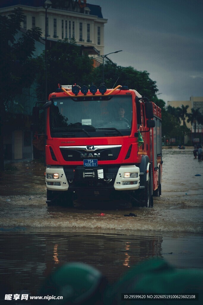 消防车雨中行驶