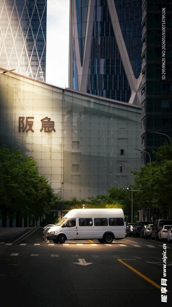 城市街道旁的白色车辆