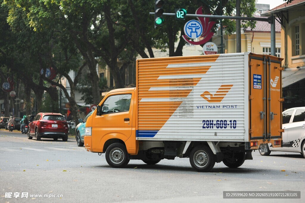 街道上的邮政快递配送车