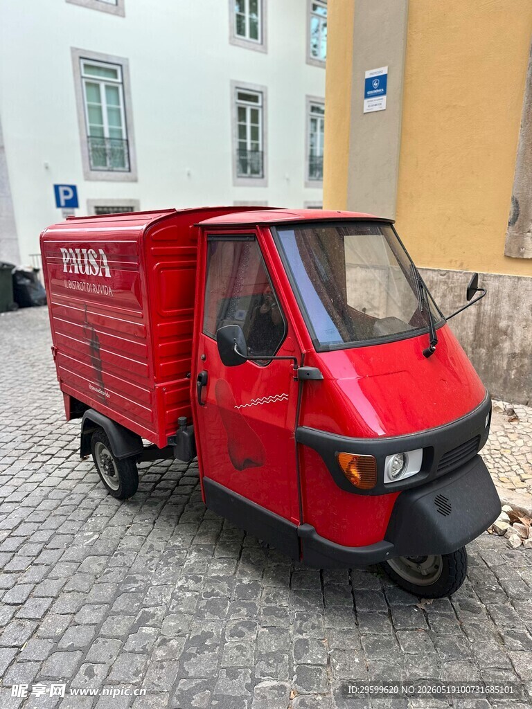 红色三轮封闭载货摩托车