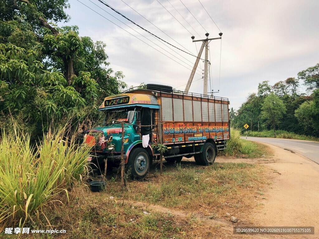 乡村土路旁的载货卡车