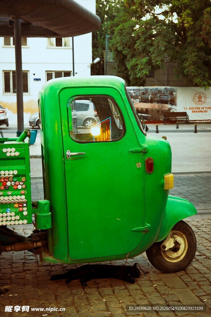 复古绿色三轮小货车