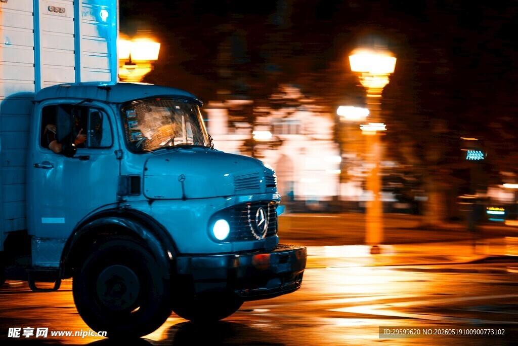 夜晚街头的蓝色复古卡车
