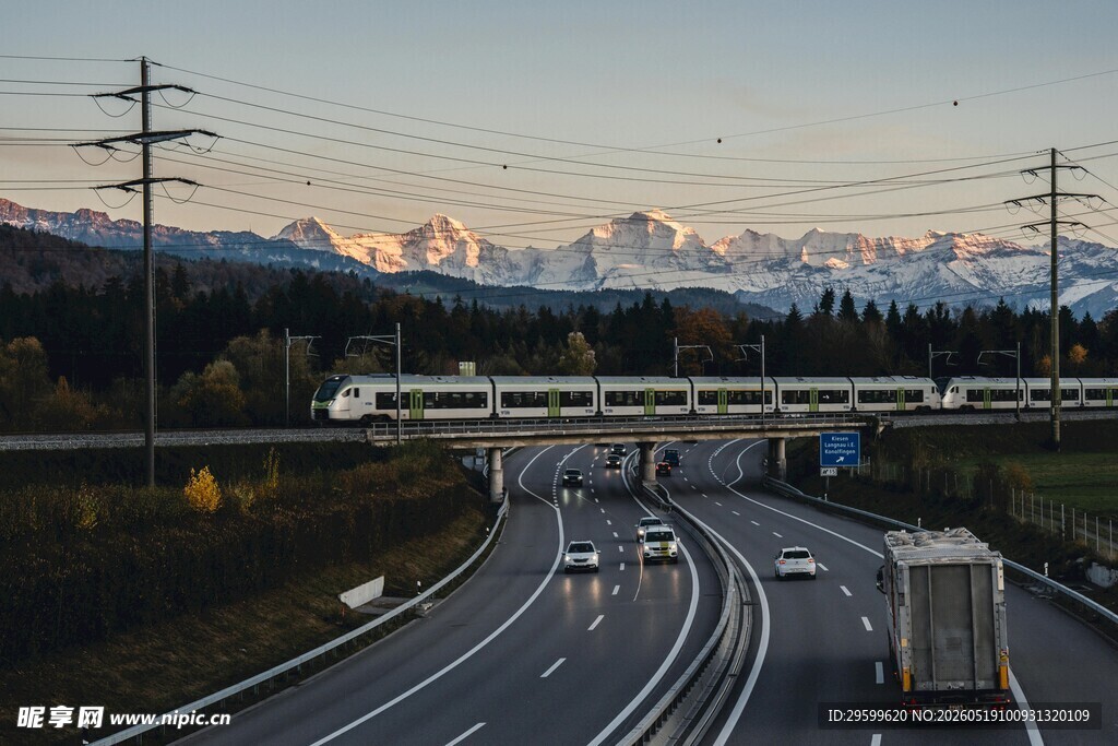 公路旁的列车与壮丽山景