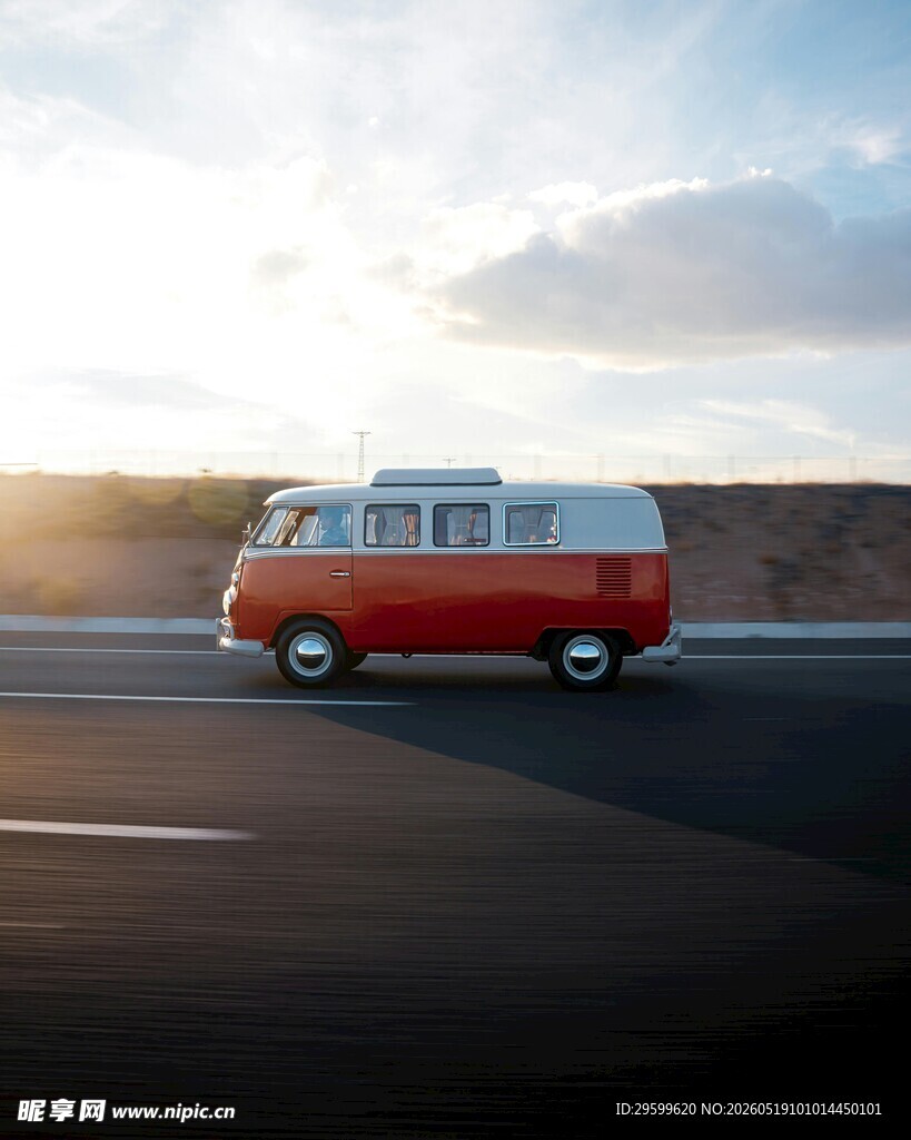 公路上的复古红白面包车