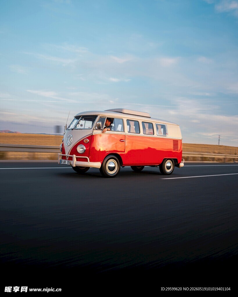 公路上的复古红白旅行车