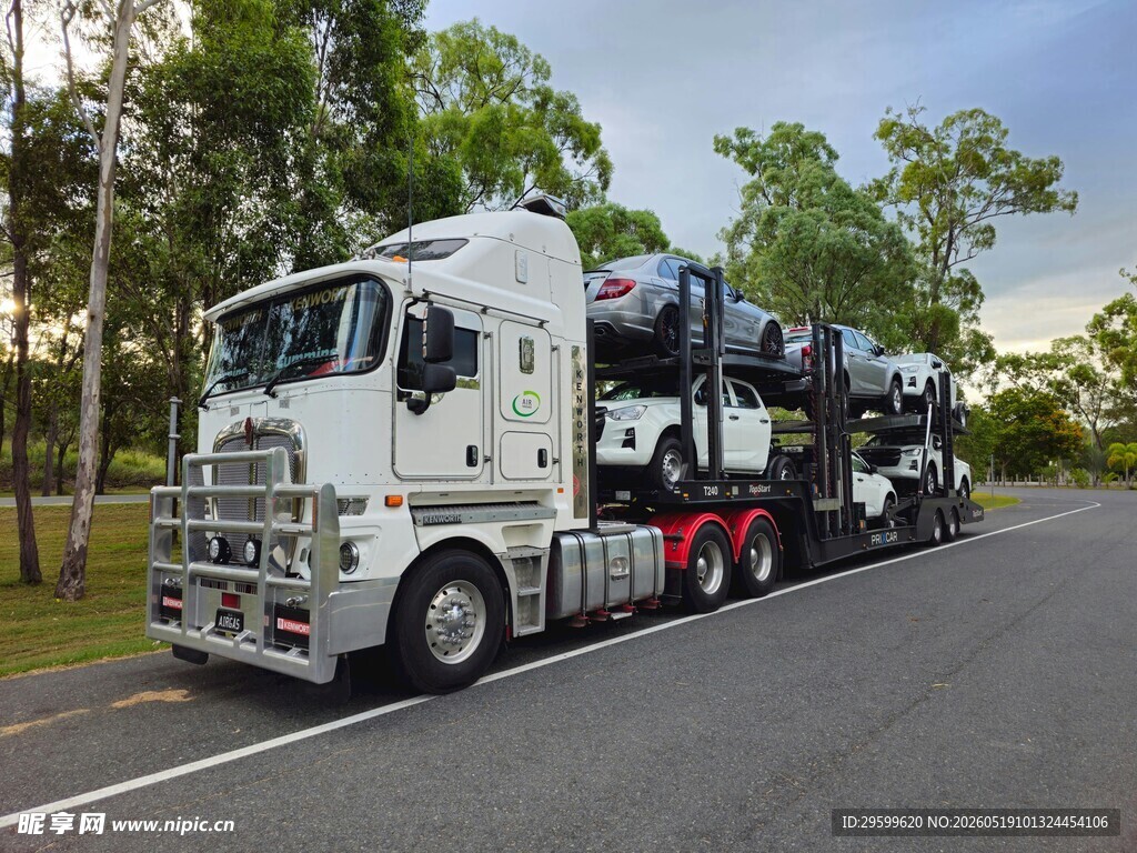 公路上的重型载货大卡车