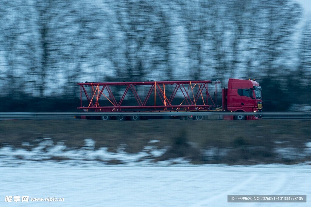 雪地中行驶的红色重型卡车