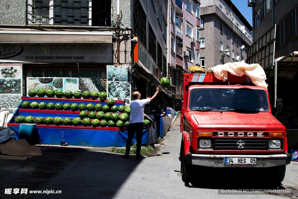 街头水果摊与红色货车