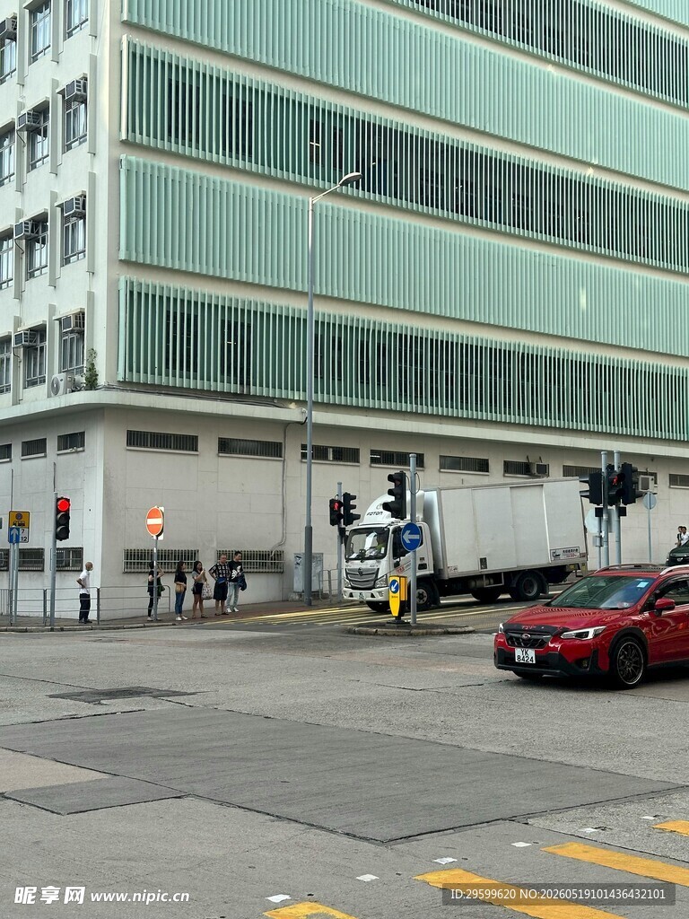 工厂外的建筑与车辆场景